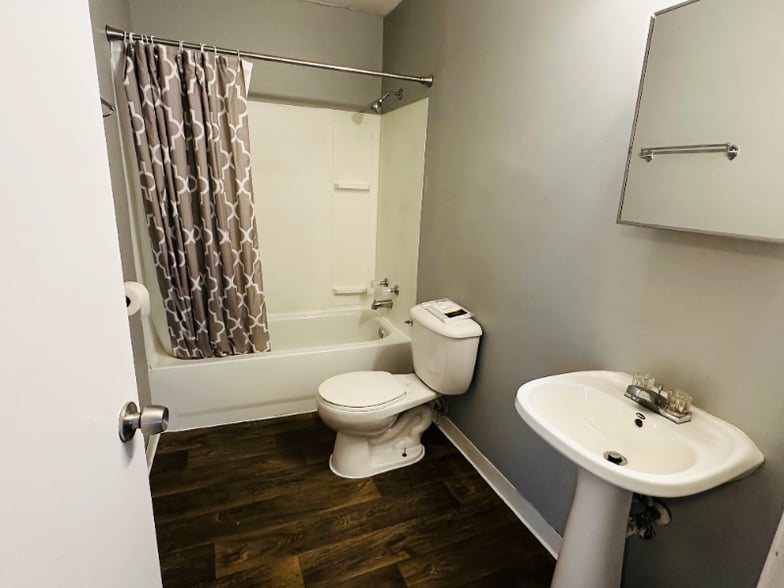 Building Photo - 1392 Summit St