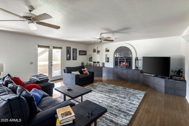 Building Photo - 5747 E Gelding Dr