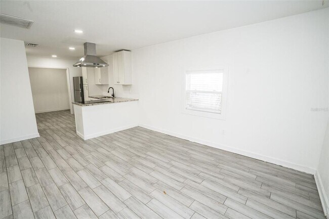 Building Photo - 1007 E 32nd Ave