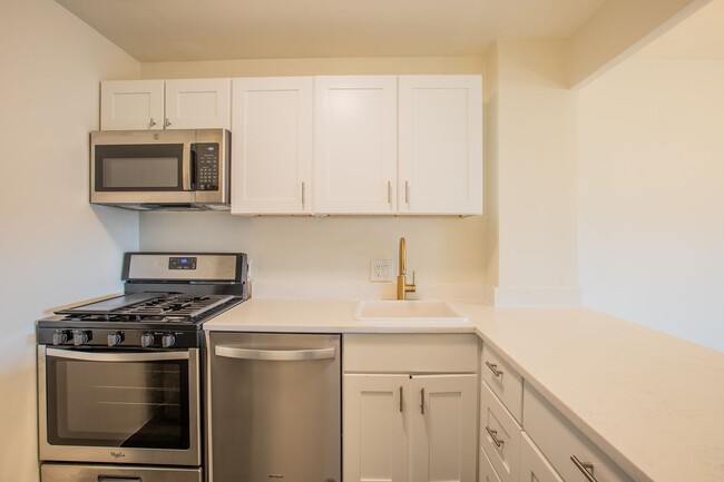 Building Photo - Lovely Studio Condo Unit in Dupont Circle!