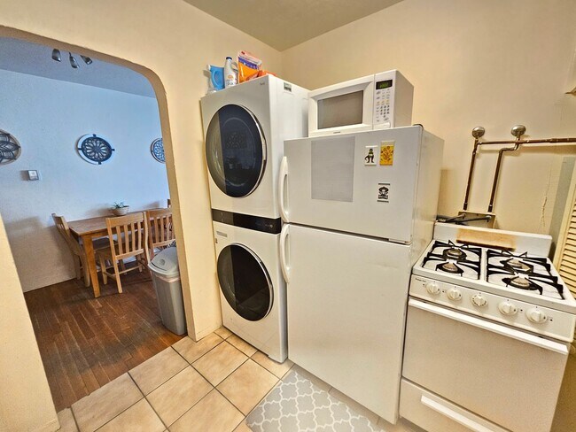 Building Photo - Super Cute, Fully Furnished! All Utilities Included (with WiFi)