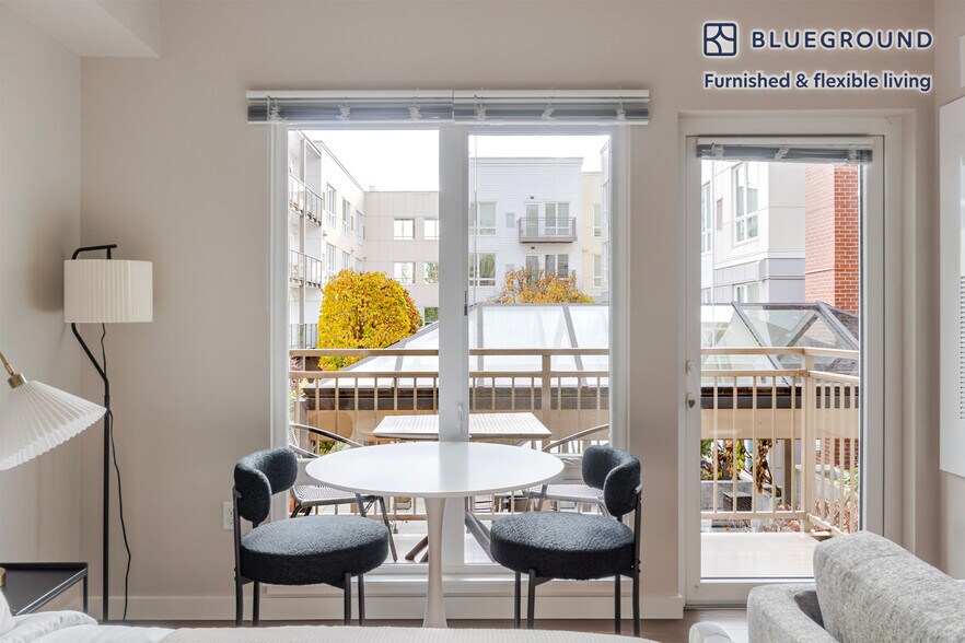 Building Photo - 10333 Main St