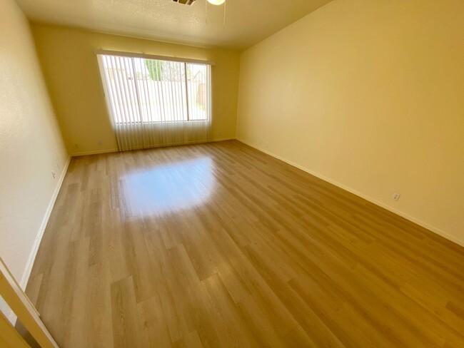 Building Photo - Corner Lot Property 3 bedroom 2 Bath