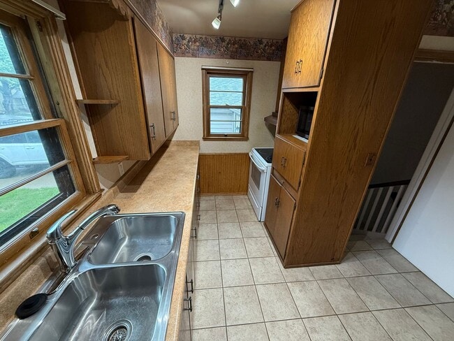 Building Photo - Home For Rent