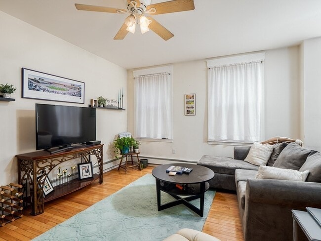 Building Photo - 546 E 8th St