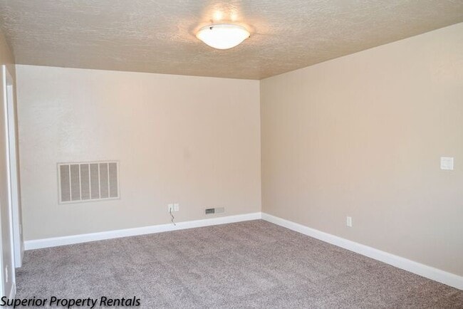 Building Photo - 4 bed, 2.5 bath duple unit w/2 car garage