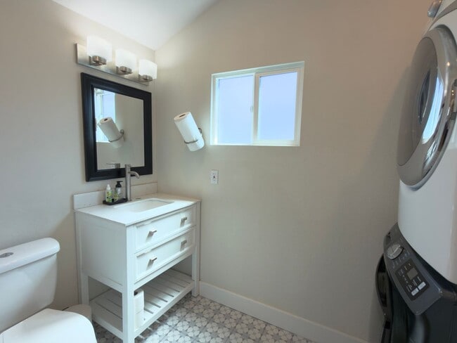 Building Photo - Newly Remodeled 3 bedroom home with AC