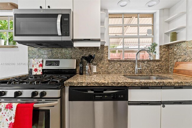 Building Photo - 1443 Hollywood Blvd