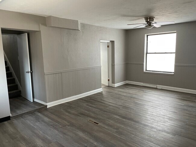 Building Photo - 627 Fountain St