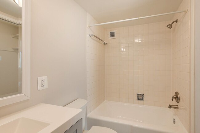 Building Photo - Sunny Renovated Studio w/Utilities Include...