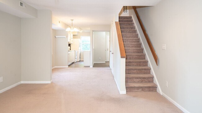 Building Photo - Fantastic Location! Chapel Hill 2 Bedroom ...