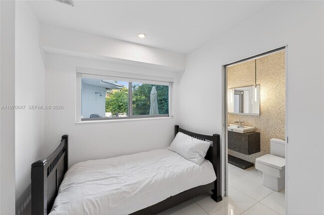 Building Photo - 1000 N Shore Dr