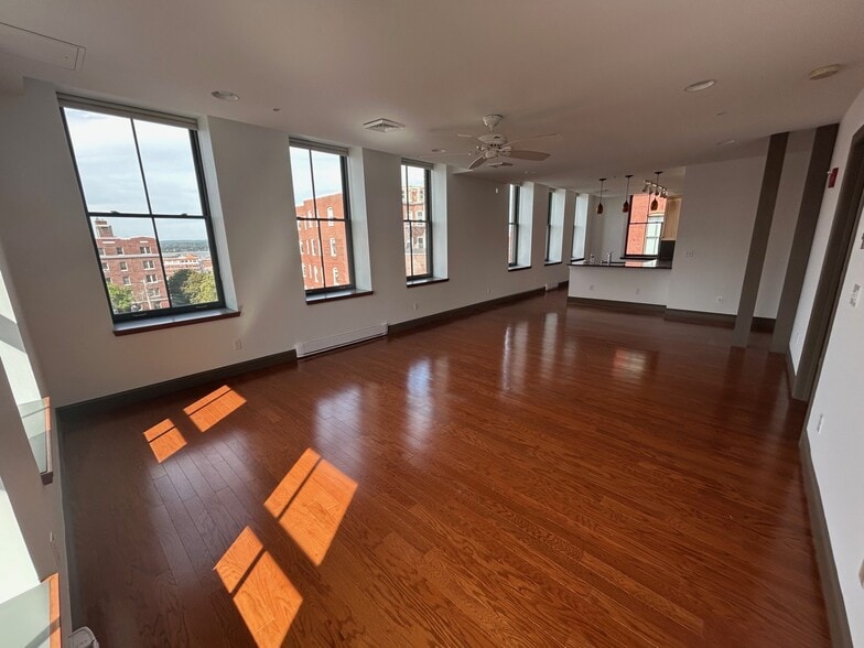 Building Photo - 537 Congress St