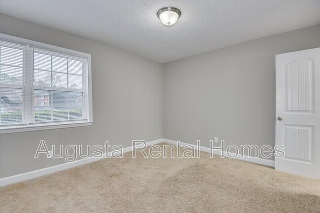 Building Photo - 2905 Arrowhead Dr