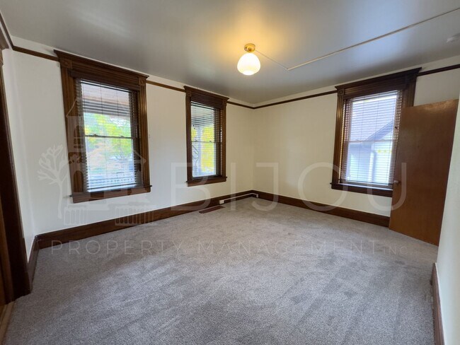 Building Photo - 732 E Kiowa St