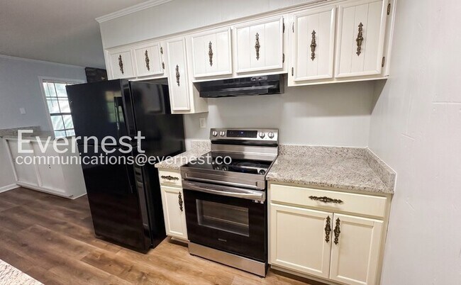 Building Photo - Welcome to a 3-Bed/2-Bath Charming Home with Fenced Yard/Available Now!