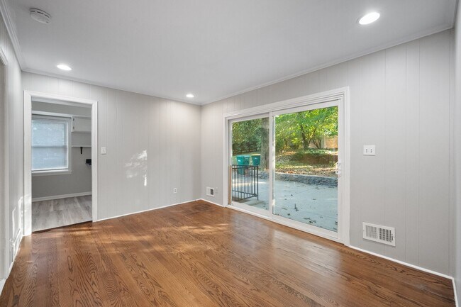 Building Photo - 3405 Hillvale Rd