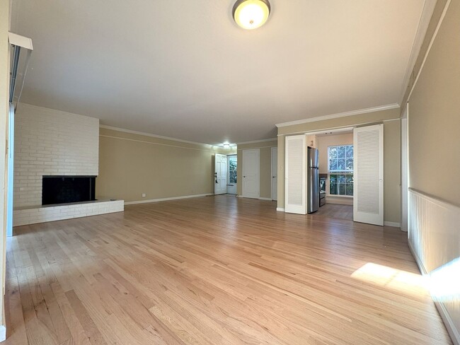 Building Photo - Spacious & Bright 3-Bedroom Condo in Menlo...