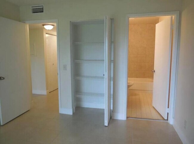 Building Photo - 913 Meadows Cir