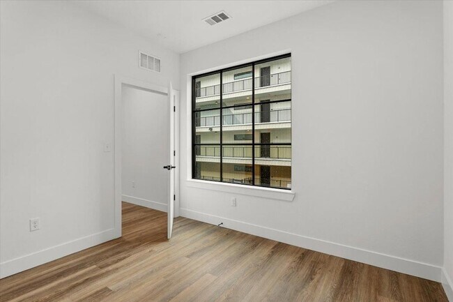 Building Photo - 4315 S Congress Ave