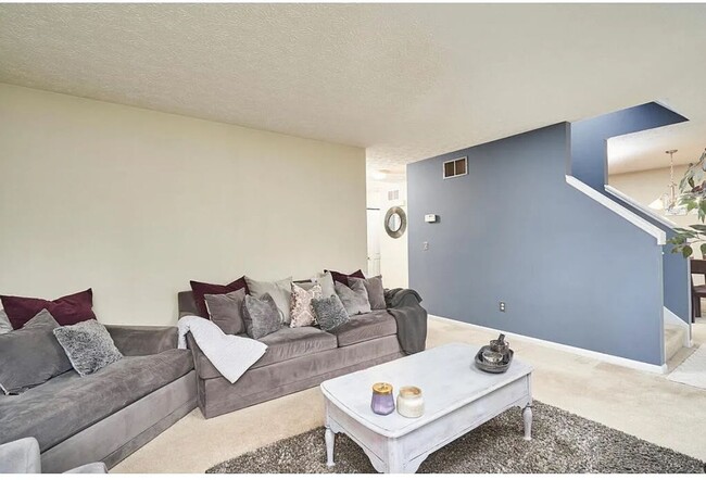 Building Photo - Price drop until June 30th! 3 bedroom 2.5 ...
