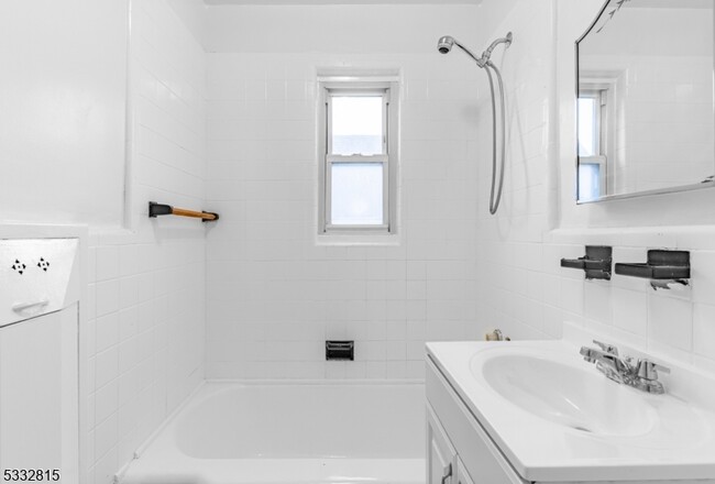 Building Photo - 164 Midland Pl