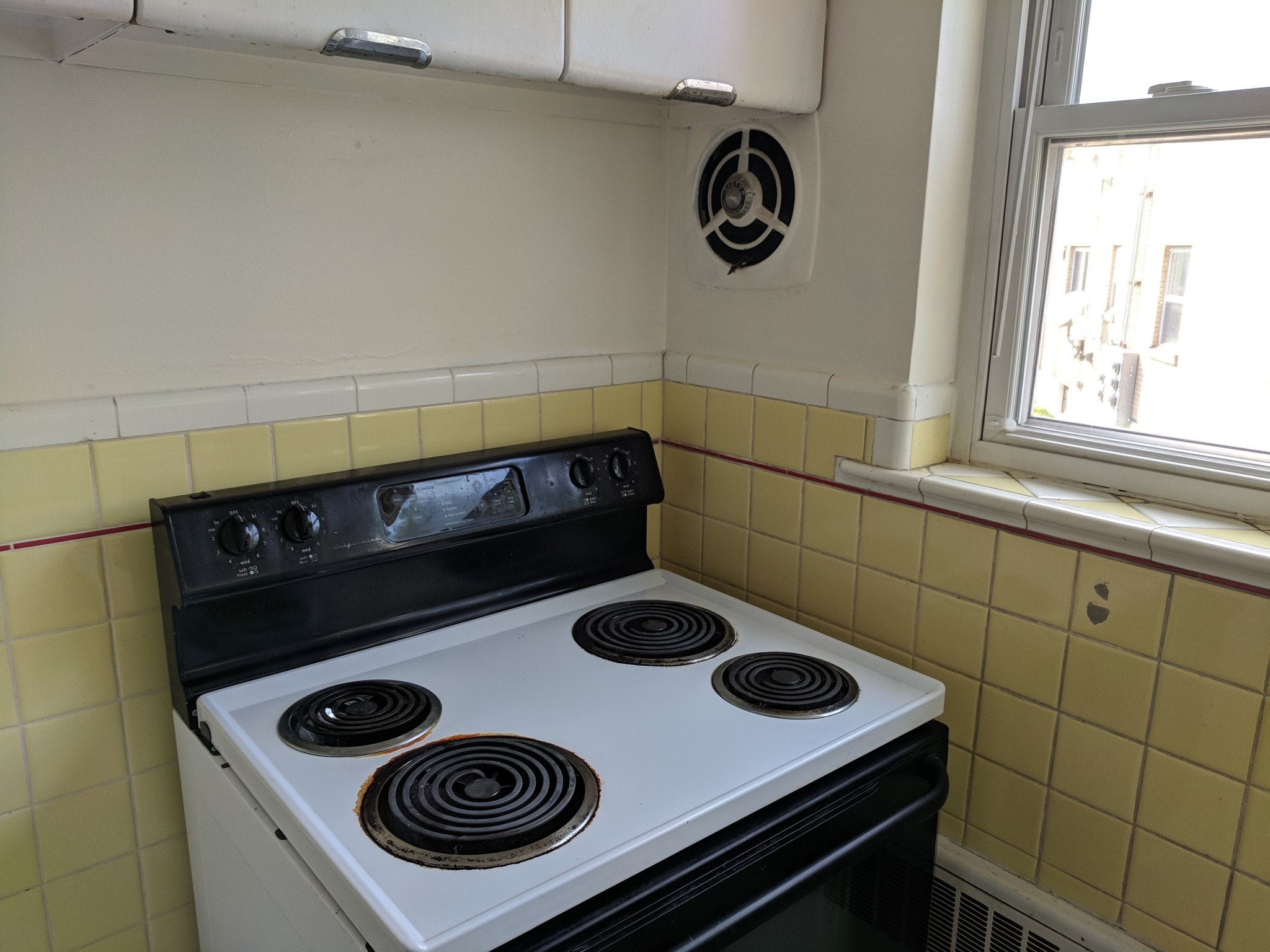 Kitchen stove - 716 S Ft Thomas Ave