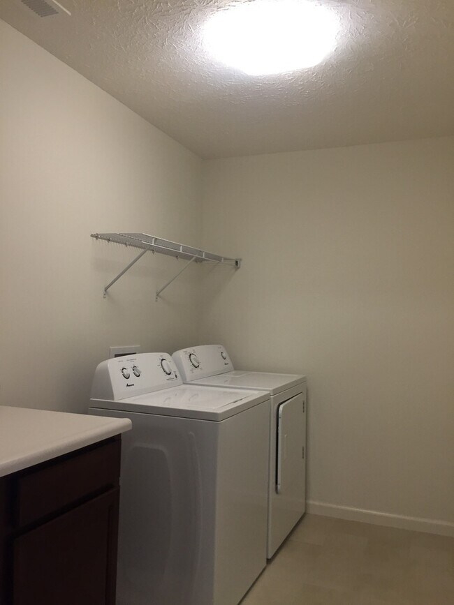 Building Photo - Modern 4 Bedroom, 2.5 Bath West Side Single Family Home