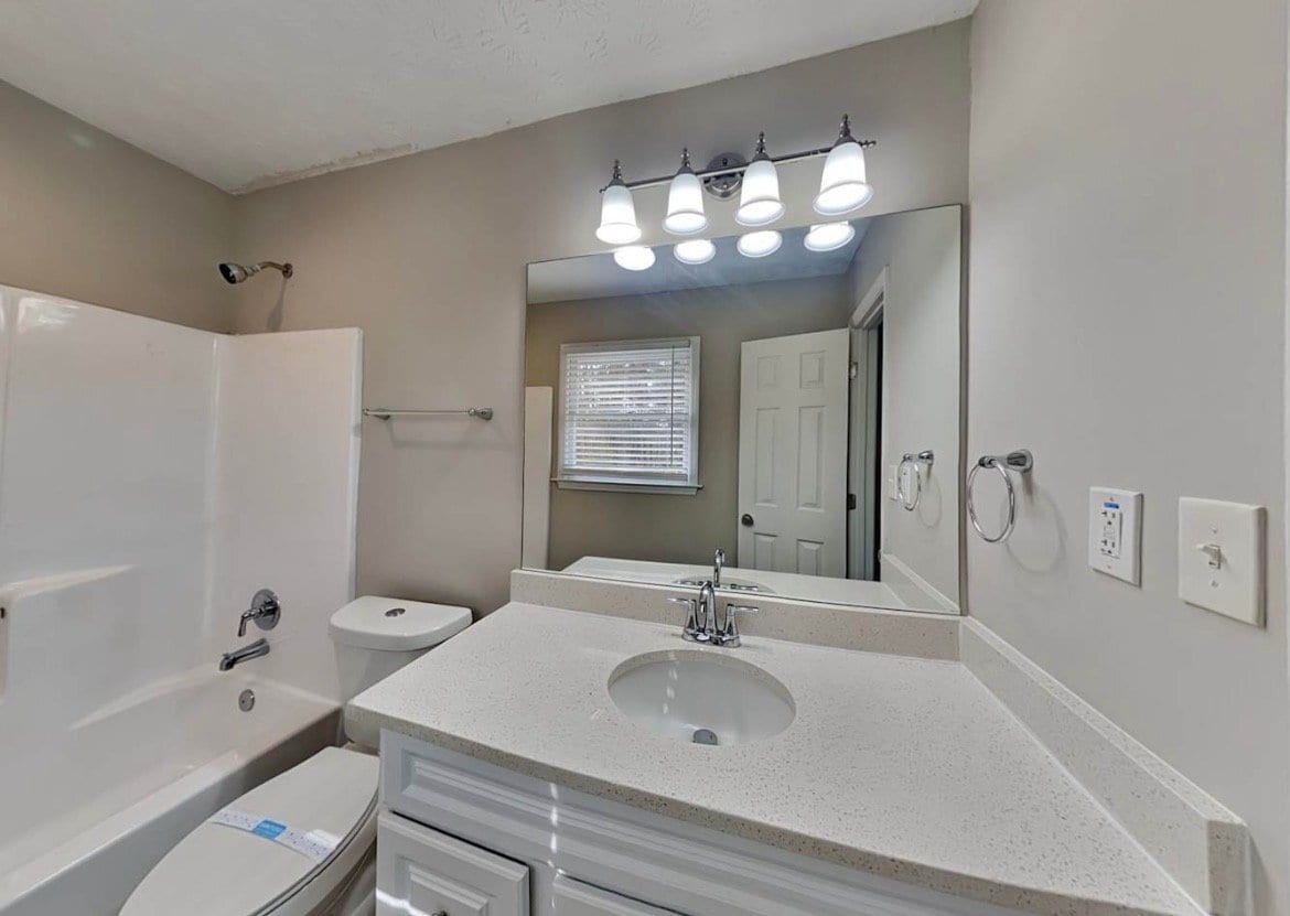 Building Photo - 301 E Country Woods Dr