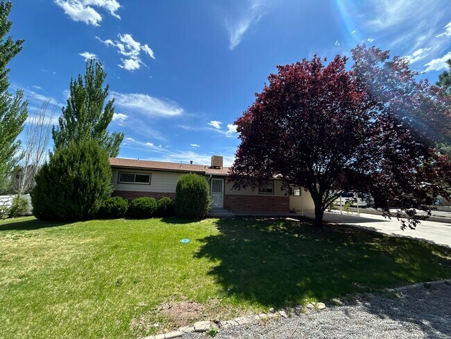 Building Photo - 718 Brassie Dr