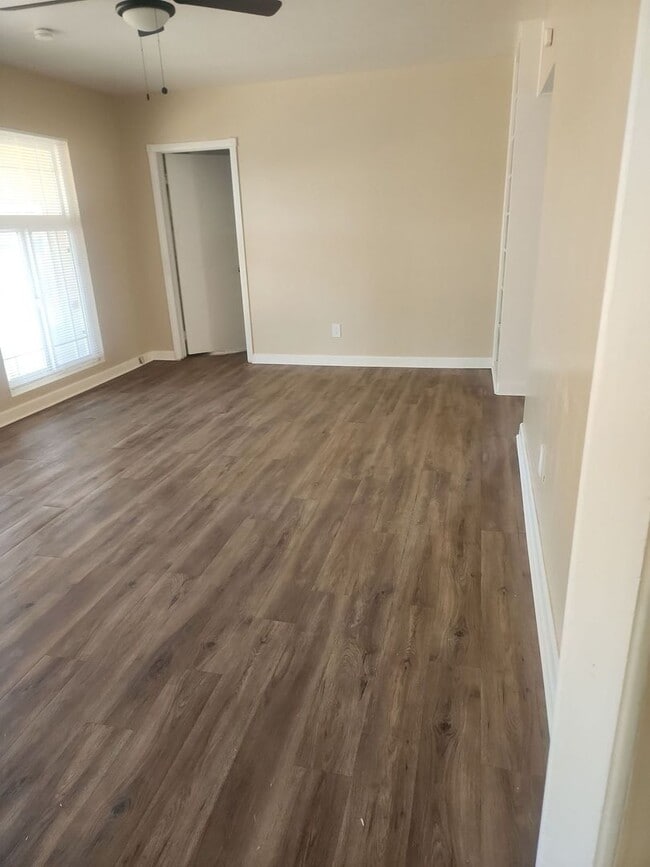 Building Photo - Lovely property in Bakersfield – 10 Minute...