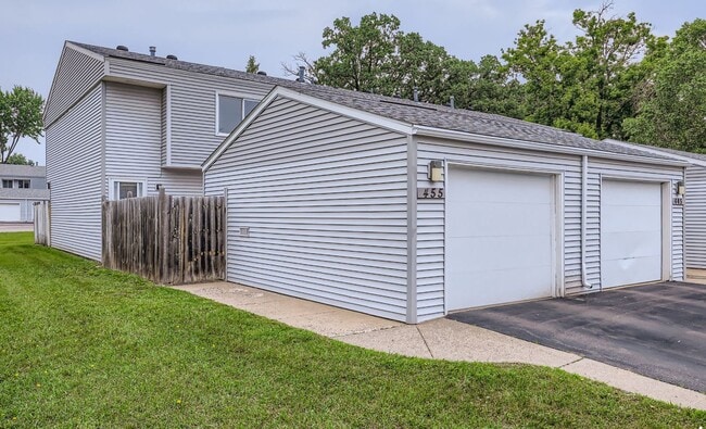 Building Photo - Spacious 3 - Bedroom Townhome with Modern Updates & Private Green Space.