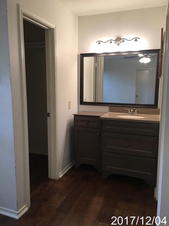 Building Photo - Cute 3/2 Home Available for Immediate Move In!