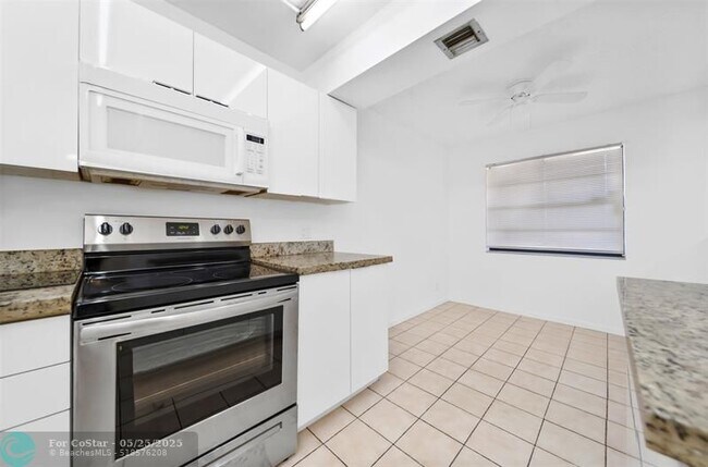Building Photo - 2031 Coral Ridge Dr