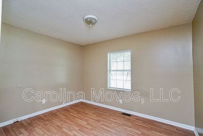 Building Photo - 196 Mc Arthur St