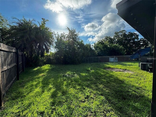 Building Photo - 1364 Fairway Dr