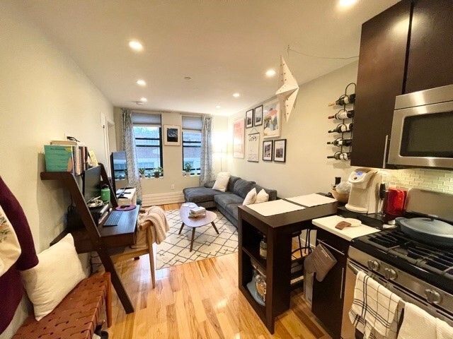 Building Photo - 419 Hanover St