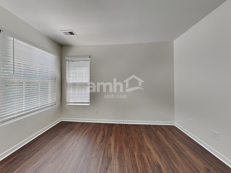 Building Photo - 132 Drewsbury Dr