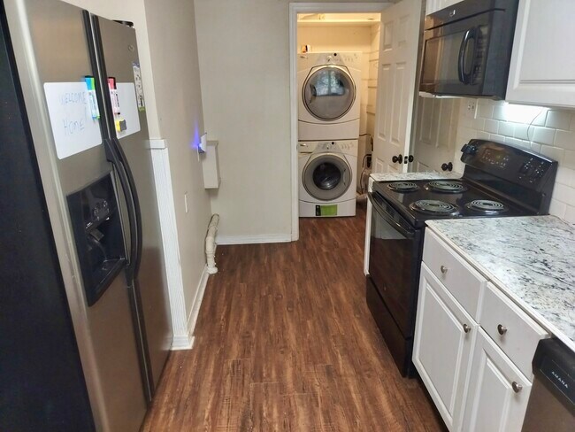 Building Photo - 2212 Sturges Dr