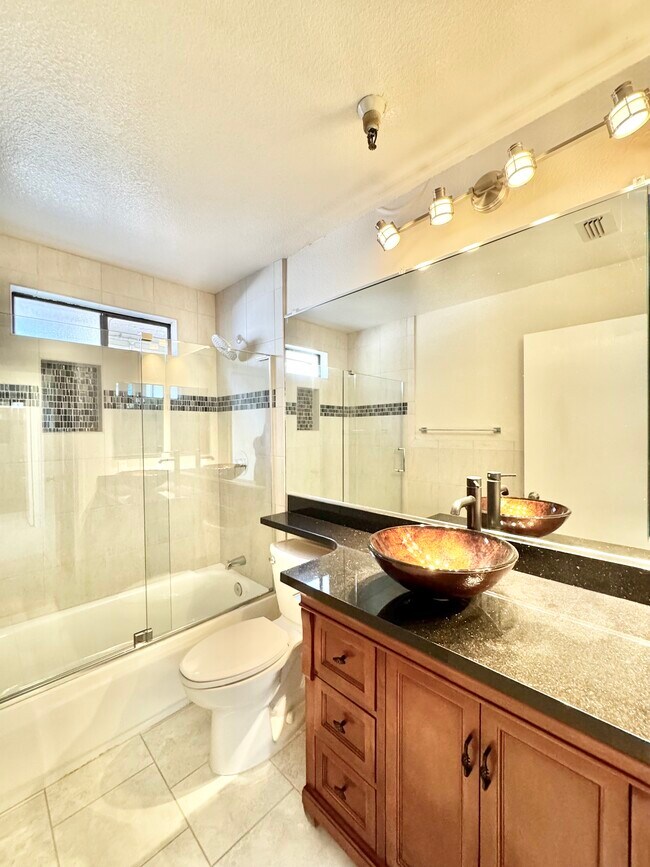 Building Photo - 1123 S Villa Way