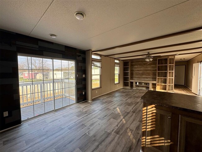 Building Photo - 16206 Wood Dr