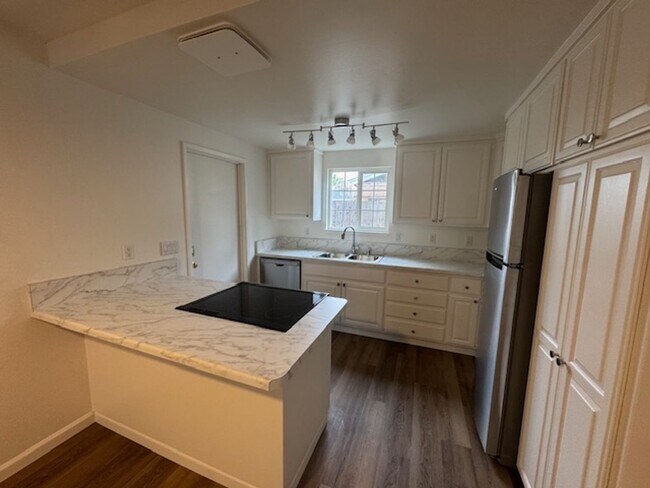 Building Photo - Beautiful 4 Bedroom House Available Now!