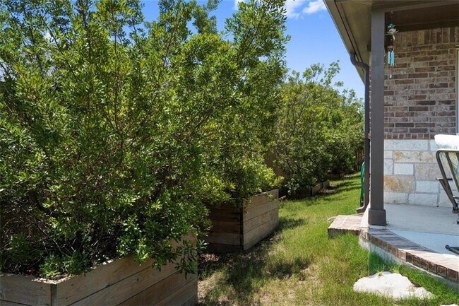 Building Photo - 1805 Morts Pl