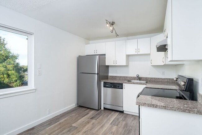 Building Photo - Spacious 2x1 unit with 1st month free! Only $1395