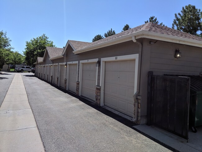 Building Photo - Beautiful Townhome - Great Location - Gara...
