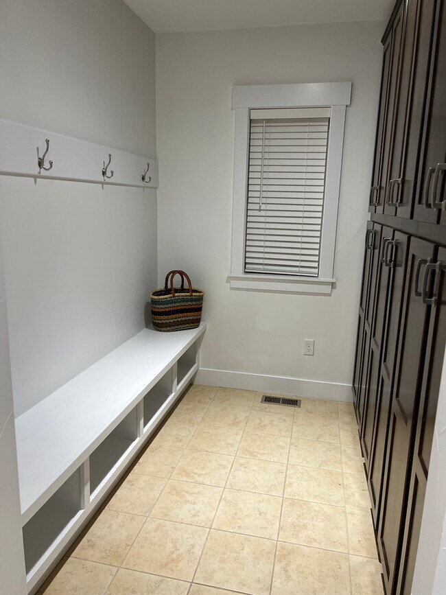 mud room entry from garage and backyard - 2822 Cascade Creek Dr