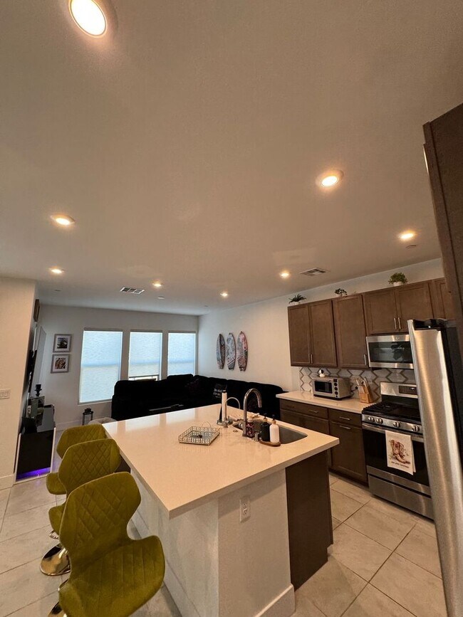 Building Photo - Modern Furnished 3 Bedroom Townhome in Pri...