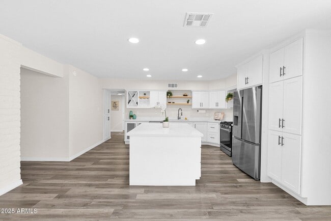 Building Photo - 301 N 87th St