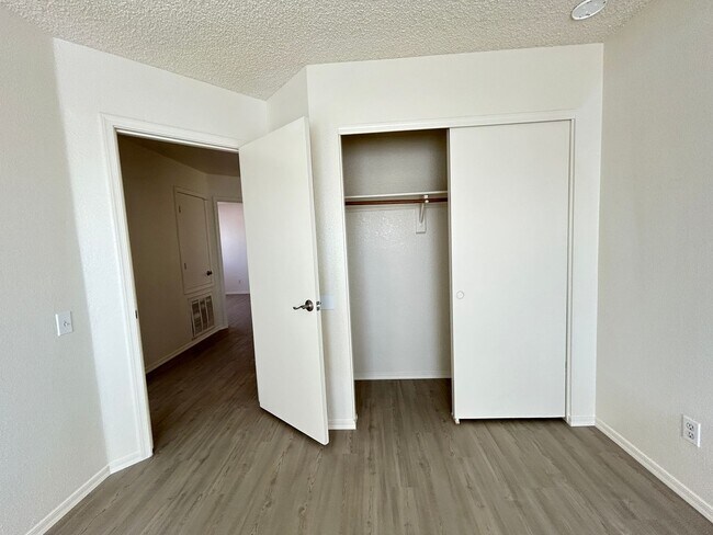 Building Photo - MUST SEE HOME IN AVONDALE WITH POOL!