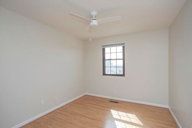 Building Photo - Beautiful 3 Bed Brentwood Townhome!